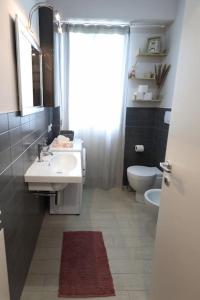 y baño con lavabo y aseo. en Casa Vivì, en Porto SantʼElpidio
