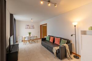 ein Wohnzimmer mit einem Sofa und einem Tisch in der Unterkunft Atlantic Town 3 - Free Parking in Ponta Delgada