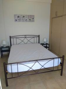 a bed in a room with two nightstands and two lamps at Sunrise guest house in Nydri