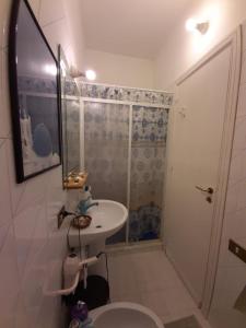 łazienka z umywalką, toaletą i prysznicem w obiekcie Casa Marisa w mieście Palermo