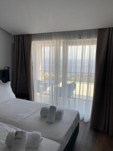 Black Diamond Hotel Dhermi客房内的一张或多张床位