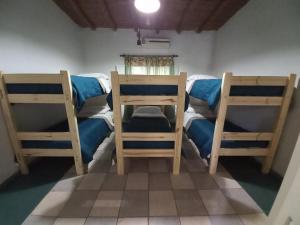 a room with two bunk beds and two chairs at Quinta La Martita in Ingeniero Giagnoni