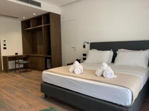 Black Diamond Hotel Dhermi客房内的一张或多张床位