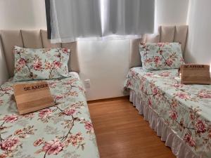 dwa łóżka w pokoju z dwoma torbami w obiekcie Apto ao lado do Shopping Caruaru próximo ao pátio unidade 302 w mieście Caruaru