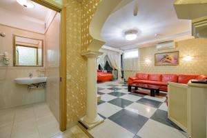 a living room with a red couch and a sink at Gostiniy Dvor in Odesa