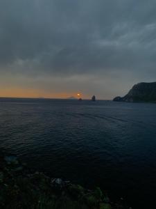 um pôr-do-sol sobre uma grande massa de água em Casa Vacanze Residence Baia Fenicia Vulcano, Isole Eolie em La Fabbrica