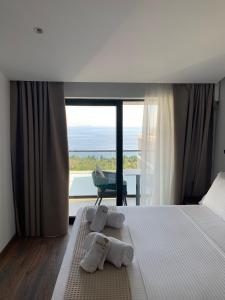 Black Diamond Hotel Dhermi客房内的一张或多张床位