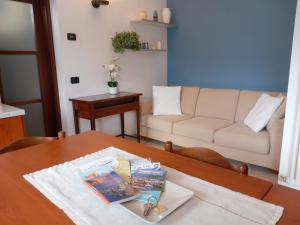 Holiday Home - Lake and Guzzi view في مانديلو ديل لاريو: غرفة معيشة مع طاولة وأريكة