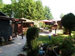 a backyard with a garden with statues in the yard at Ferienhaus Tanneneck in Pottum