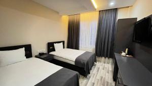 Tempat tidur dalam kamar di ATLIHAN PLUS HOTEL