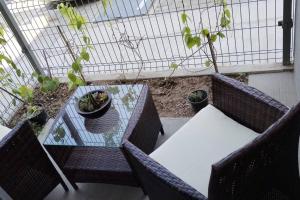 d'une terrasse avec 2 chaises et une table sur un balcon. dans l'établissement Hermoso y Comfortable Departamento 15 min del Aeropuerto, à Guadalajara