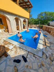un grupo de personas en una piscina en Holiday house with heated pool Vugica, en Polje