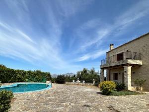 een extern uitzicht op een huis met een zwembad bij Ancient Eleftherna Villas in Elefterna