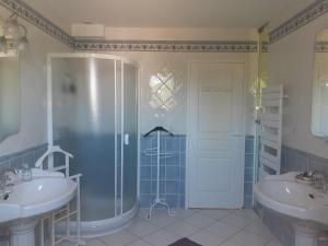 een badkamer met 2 wastafels en een douche bij Evènements le Mans et sa région in Challes