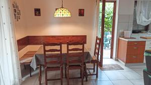 jadalnia ze stołem i krzesłami w kuchni w obiekcie Holiday Home Family - 100m from sea w mieście Vantačići