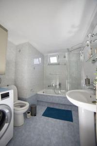 uma casa de banho com uma banheira, um WC e um lavatório. em Casa di Andreo em Faraí