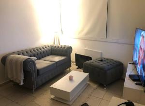 ein Wohnzimmer mit einem Sofa und einem Tisch in der Unterkunft Alquilo depto, zona muñiz in General Sarmiento