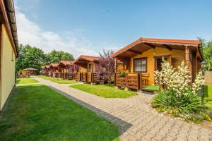 a row of cottages at a resort at KARMAZYNOWY RAJ in Dąbki