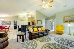 - un salon avec un canapé et une table dans l'établissement Horn Lake Home with Yard - 8 Mi to Graceland!, à Horn Lake