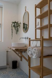 een badkamer met een wastafel en een spiegel bij Appartement aan Zee in Noordwijk