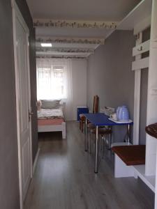 Zimmer mit einem Tisch, Stühlen und einem Bett in der Unterkunft Pidkova in Werchowyna