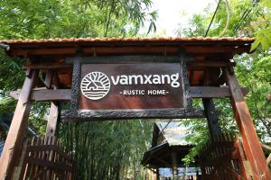 - un panneau indiquant une maison rustique dans un parc dans l'établissement Vamxang Rustic Home, à Cần Thơ