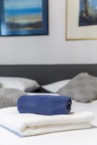 ein blaues Handtuch auf dem Bett in der Unterkunft Mirni kot in Šmarje