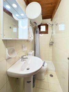 een badkamer met een wastafel en een toilet bij Ambela House Soroni in Soroni