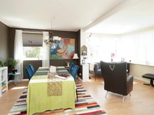 科瑟的住宿－6 person holiday home in Kors r，一间配备有绿色桌子和蓝色椅子的用餐室