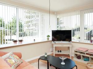 - un salon avec un canapé, une télévision et des fenêtres dans l'établissement 6 person holiday home in Kors r, à Korsør