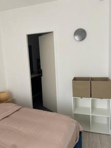 um quarto com uma cama e uma porta para um quarto em Appartement cosy à Bordeaux em Bordeaux