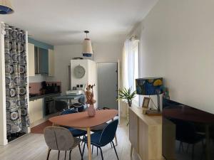 uma cozinha e sala de jantar com mesa e cadeiras em Appartement cosy à Bordeaux em Bordeaux