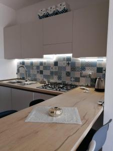 eine Küche mit einer hölzernen Arbeitsplatte und einer Spüle in der Unterkunft casa con terrazza in Stintino