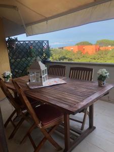 ein Holztisch mit einem Vogelhaus darüber in der Unterkunft casa con terrazza in Stintino