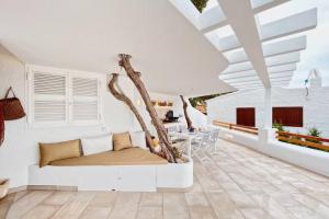 um quarto com uma cama e uma árvore em Luxury House 80m2 Terrace em Cala Morell