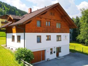 a large wooden house with a garage at Vesterberg Apartments in Top Lage! Bike Garage Inklusive! in Schladming