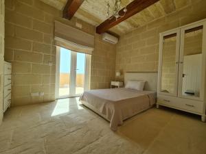 Katil atau katil-katil dalam bilik di Farmhouse Villa with Large Pool and Garden in Gozo