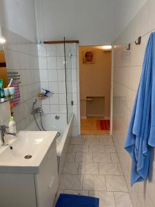 a bathroom with a tub and a sink and a shower at FeWo Grüne Mommsenstraße - bei Becker klingeln in Berlin