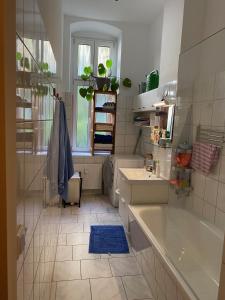 ein Badezimmer mit einer Badewanne, einem Waschbecken und einem WC in der Unterkunft FeWo Grüne Mommsenstraße - bei Becker klingeln in Berlin