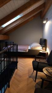 1 dormitorio con 1 cama y una escalera en una habitación en Villa Luna, en Sedlec