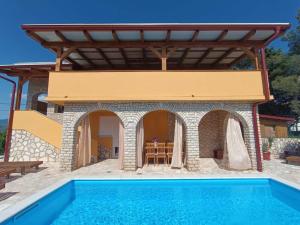 a house with a swimming pool and a pergola at Kuca za odmor Vugica in Polje