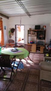 sala de estar con mesa verde y sillas en Casa en Sierras del Mar en Cuchilla Alta