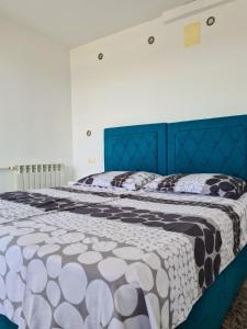 スプリトにあるApartments Papedoni Splitのベッドルーム1室(ベッド2台、青いヘッドボード付)