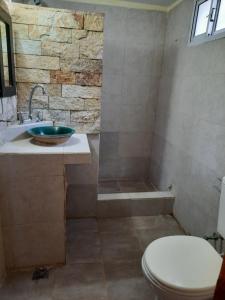 een badkamer met een toilet, een wastafel en een bad bij MARDIFIORE II in General Juan Madariaga