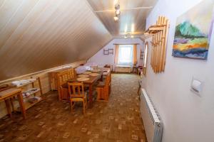 una sala da pranzo con tavoli, sedie e una finestra di Carynka a Ustrzyki Górne