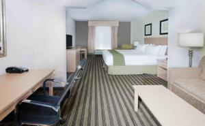 Postel nebo postele na pokoji v ubytování Holiday Inn Express Hotel & Suites Alvarado by IHG