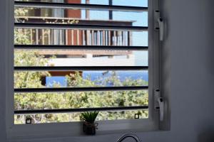 ventana con vistas a un edificio en Beach House,Villa Santirome/Free Wifi,Parking, en Westpunt