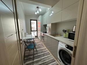 een keuken met een wasmachine en een wasmachine bij Renting Solutions Luxury in Iaşi