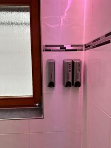 un bagno rosa con specchio e parete rosa di Bähnleblick Blumberg a Blumberg