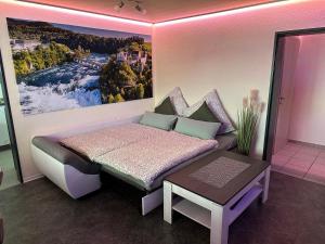 una camera da letto con un letto e un dipinto sul muro di Bähnleblick Blumberg a Blumberg
